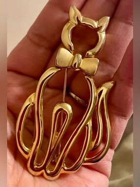 Vintage Gold Cat-Shaped Brooch Pin - Elegant Women's Jewelry
